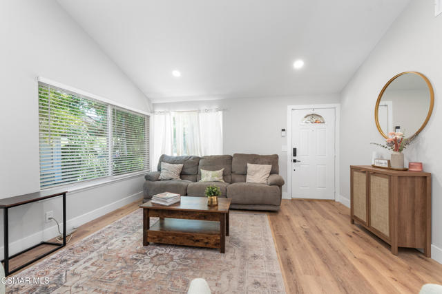 3268 Hilldale Avenue, Simi Valley CA: https://media.crmls.org/mediaz/98aaa71e-3cf5-4747-8c06-571868144e4f.jpg