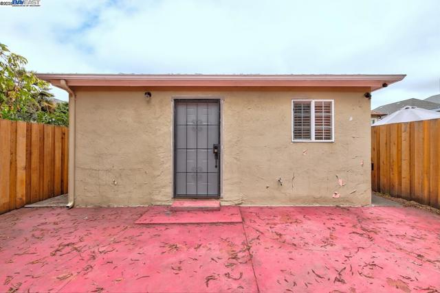723 Apgar St, Oakland CA: https://media.crmls.org/mediaz/98aaa9ed-5ba5-4b15-90a6-f5ffe9539ad0.jpg