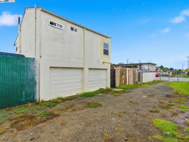 261 S 13th St, Richmond CA: https://media.crmls.org/mediaz/98ab016f-ee40-42ea-b532-79c4941e9340.jpg