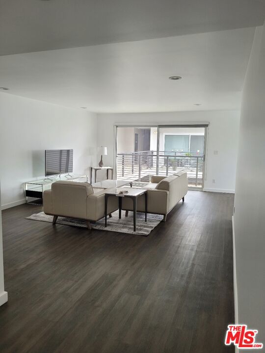 9955 Durant, Beverly Hills CA: https://media.crmls.org/mediaz/98ac6b99-f098-48d8-9be7-5c0ffa983fad.jpg