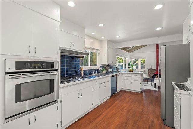 12272 Windsor Court, Los Altos Hills CA: https://media.crmls.org/mediaz/98ac8099-f3be-448b-8817-4096dc2c0cd1.jpg