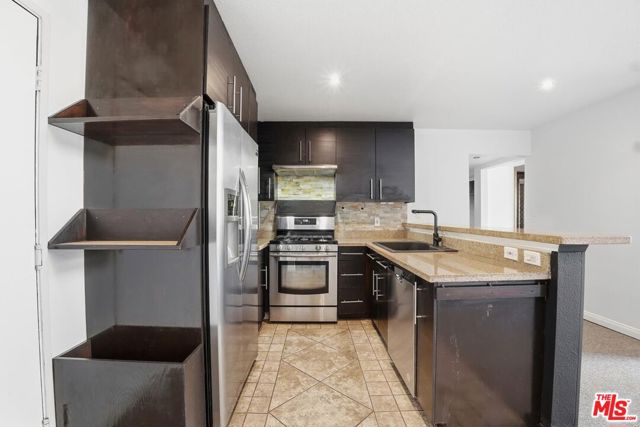 5530 Owensmouth Avenue, Woodland Hills CA: https://media.crmls.org/mediaz/98acfedf-ac04-430f-9669-a0ddf0cf51c6.jpg