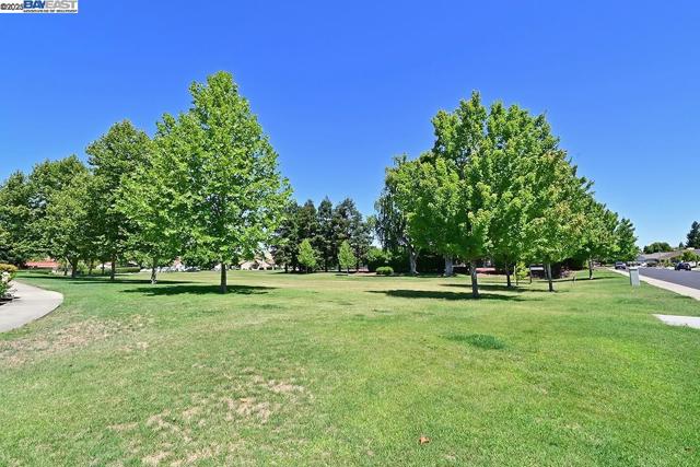 476 Mulqueeney St, Livermore CA: https://media.crmls.org/mediaz/98ae14d1-2b34-42d9-954c-d957e6cc9724.jpg