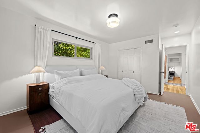 6827 Bianca Avenue, Lake Balboa CA: https://media.crmls.org/mediaz/98aed7a4-d6b0-4266-97b2-83e22b2827ff.jpg