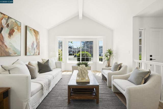 39 Crane Ct, Alameda CA: https://media.crmls.org/mediaz/98b01a18-c7e0-40ae-9cc8-c8d2679dde90.jpg