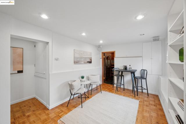 6141 Broadway Ter, Oakland CA: https://media.crmls.org/mediaz/98b01f95-25d2-4976-a6ef-3058300e2b07.jpg