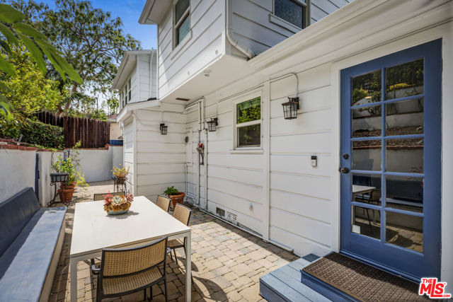13324 Valley Vista Boulevard, Sherman Oaks CA: https://media.crmls.org/mediaz/98b03d7a-271a-477b-aead-7829bb1607b7.jpg
