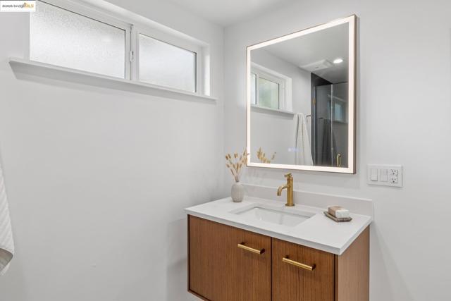 5646 Thornhill Dr, Oakland CA: https://media.crmls.org/mediaz/98b128e1-3158-4b23-ae47-62649a1ba39e.jpg