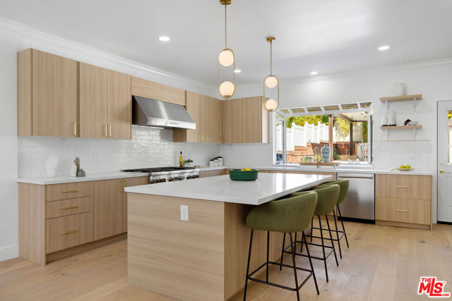 832 S Plymouth Boulevard, Los Angeles CA: https://media.crmls.org/mediaz/98b1c260-6601-4650-89aa-5dc1c7864ecc.jpg