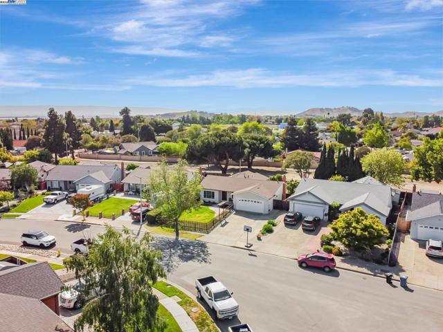 36339 Beech Pl, Newark CA: https://media.crmls.org/mediaz/98b27445-009c-4d2a-8ba3-0c3e51234783.jpg