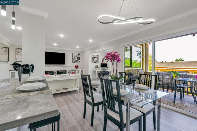 2900 Tice Creek Dr, Walnut Creek CA: https://media.crmls.org/mediaz/98b2baee-db4a-414e-890f-99340bf9d654.jpg