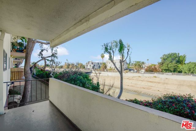 5000 S Centinela Avenue, Los Angeles CA: https://media.crmls.org/mediaz/98b5170d-e098-46f1-88e5-bbd9a585523c.jpg