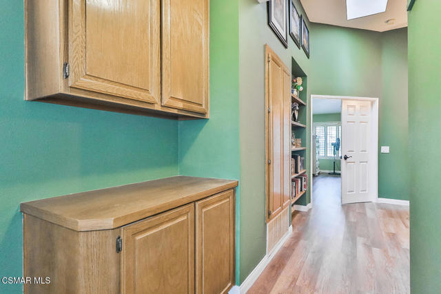 388 Country Club Drive, Simi Valley CA: https://media.crmls.org/mediaz/98b65e1d-87fa-43dc-96da-79733b99614d.jpg