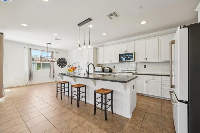 4778 Hawkins St, Antioch CA: https://media.crmls.org/mediaz/98b69636-0569-4a99-a737-7f6d33c56793.jpg