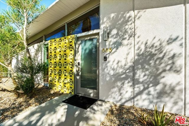 888 E Janet Circle, Palm Springs CA: https://media.crmls.org/mediaz/98b6d172-afc2-4c94-a0f6-4b1104a4fa84.jpg