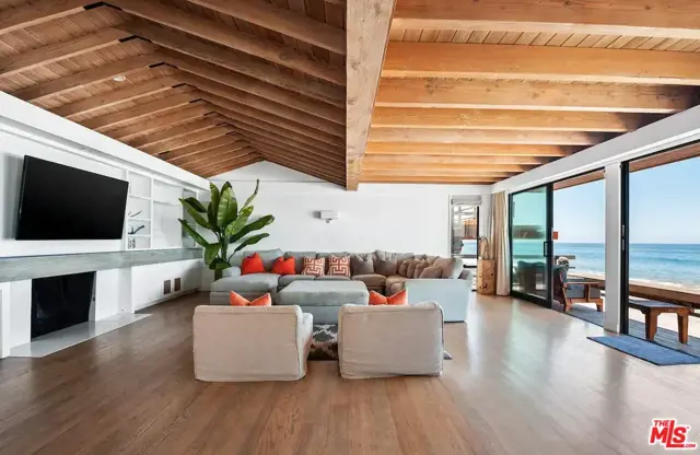24608 Malibu Road, Malibu CA: https://media.crmls.org/mediaz/98b77abc-f747-4ca0-b52f-86ae27431001.jpg