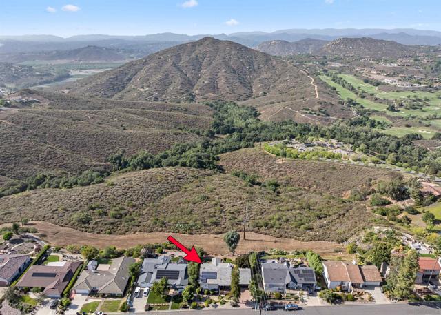 17924 Saint Andrews Dr, Poway CA: https://media.crmls.org/mediaz/98b95690-4f4e-4374-9d21-ba3b1ebfc757.jpg