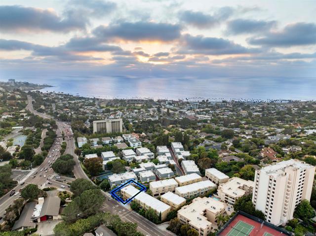 2400 Torrey Pines Rd, La Jolla CA: https://media.crmls.org/mediaz/98bad842-017d-4649-97fa-ce0674e565eb.jpg