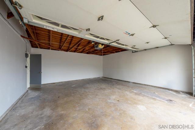 5435 Del Cerro Blvd, San Diego CA: https://media.crmls.org/mediaz/98bbbc9c-607e-4047-adf1-cf5379effd71.jpg