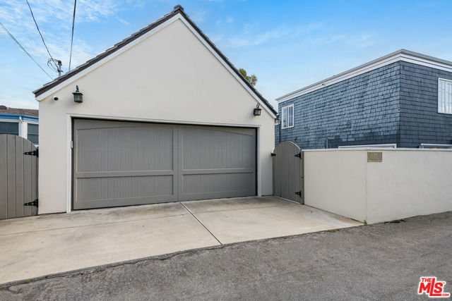 755 31st Street, Manhattan Beach CA: https://media.crmls.org/mediaz/98bbfb41-12ed-4d28-8beb-4d4e9c81e8a6.jpg