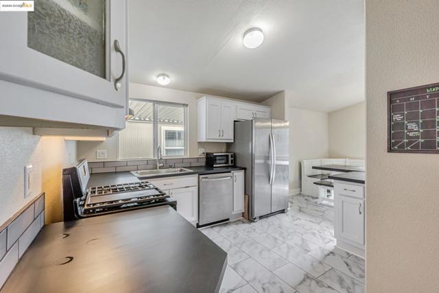 16711 Marsh Creek Rd, Clayton CA: https://media.crmls.org/mediaz/98bd7954-4cec-438c-95d8-fae3743e6345.jpg