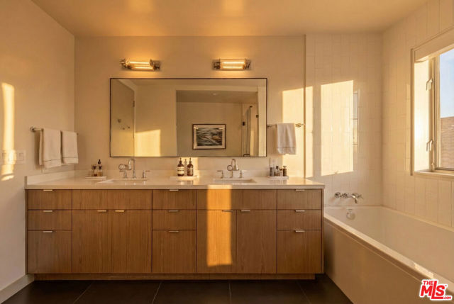 928 N Croft Avenue, Los Angeles CA: https://media.crmls.org/mediaz/98bdf980-560b-4ac2-aa57-d795467e4c34.jpg