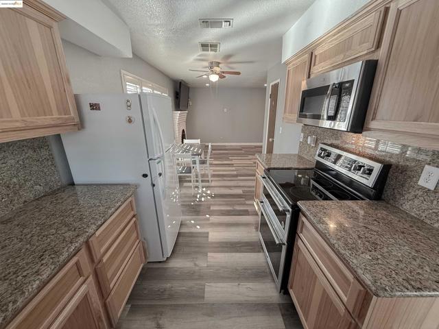 166 Norman Ct, Tracy CA: https://media.crmls.org/mediaz/98bdfdfd-c068-4cae-8f0d-4501ac6b0ee6.jpg