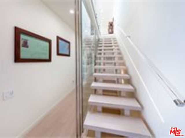 18223 Coastline Drive, Pacific Palisades CA: https://media.crmls.org/mediaz/98bf1045-5a29-4783-8554-3ef26b9d557c.jpg