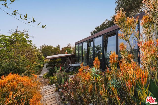 2718 Claray Drive, Los Angeles CA: https://media.crmls.org/mediaz/98bf329f-042b-45b1-8a7c-57c7df8db652.jpg