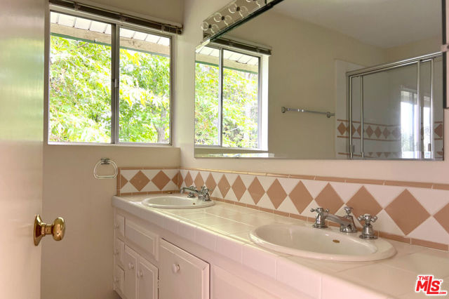 2325 Banyan Drive, Los Angeles CA: https://media.crmls.org/mediaz/98c01109-f5da-4e01-a4ee-17b5185db47e.jpg