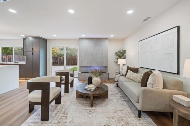 31314 San Andreas Dr, Union City CA: https://media.crmls.org/mediaz/98c05f2e-9a1e-4ef6-8357-a3a007e23322.jpg