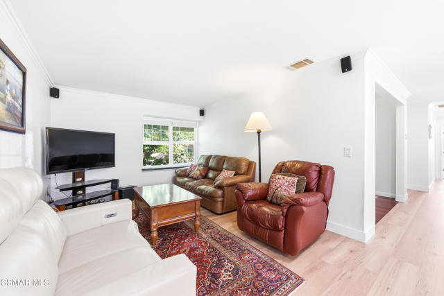 952 Carefree Drive, Simi Valley CA: https://media.crmls.org/mediaz/98c06e8e-b0f3-460b-916a-ed68e965e03b.jpg