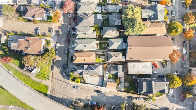553 34Th St, Oakland CA: https://media.crmls.org/mediaz/98c0bdd9-546d-49a9-a8cf-56420026960f.jpg