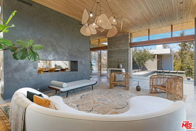 6708 Wildlife Road, Malibu CA: https://media.crmls.org/mediaz/98c16c9c-7714-4709-a5ed-787070252306.jpg