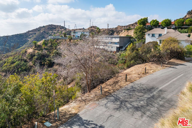 1570 Glen Oaks Boulevard, Pasadena CA: https://media.crmls.org/mediaz/98c318d7-6b49-4325-b0b7-e3b494355cbf.jpg