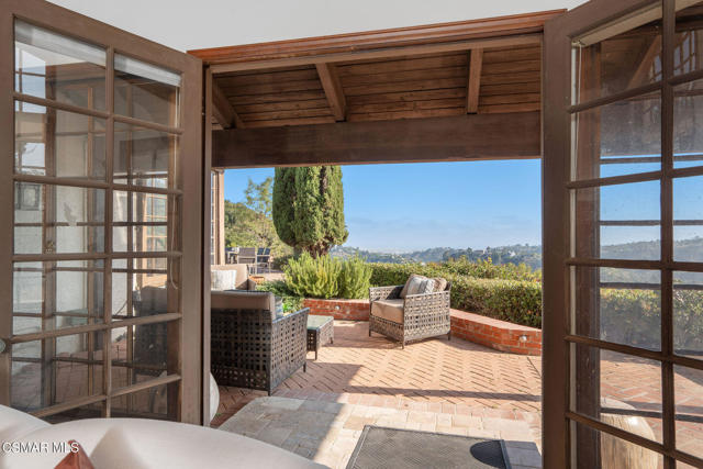 2457 Angelo Drive, Los Angeles CA: https://media.crmls.org/mediaz/98c3aa0f-dd4e-4802-b412-4a85cd6718b8.jpg