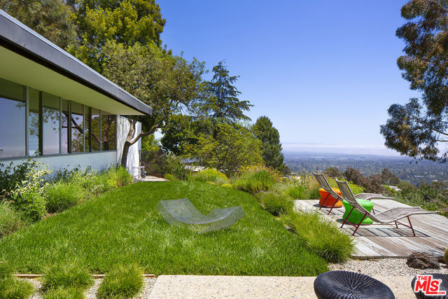 1531 N Tigertail Road, Los Angeles CA: https://media.crmls.org/mediaz/98c496e5-3234-40db-8604-e96c2f12713a.jpg