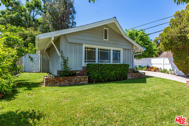 21924 Buena Ventura Street, Woodland Hills CA: https://media.crmls.org/mediaz/98c4aa3e-66cb-4ffa-8c85-01c0763cb880.jpg