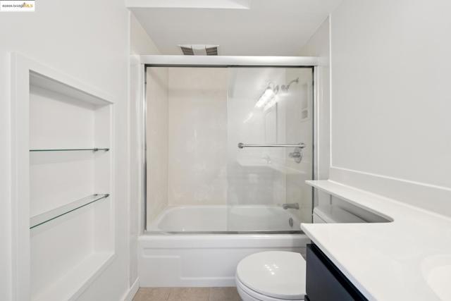 1 Kelton Ct, Oakland CA: https://media.crmls.org/mediaz/98c55b25-136e-418b-a48c-ab978be527fe.jpg