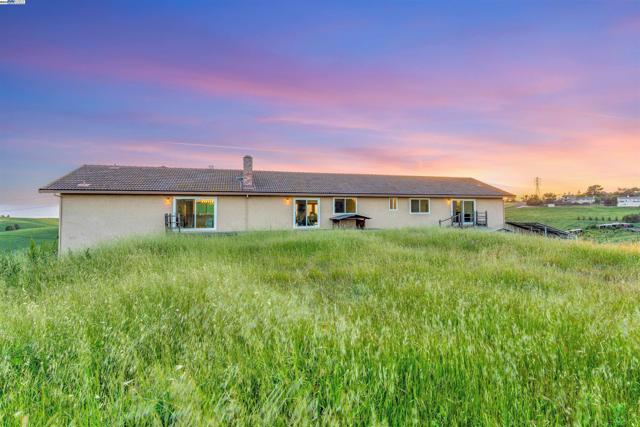 41794 Vargas Rd, Fremont CA: https://media.crmls.org/mediaz/98c588ba-bd57-4cde-a597-c0ea091c862f.jpg