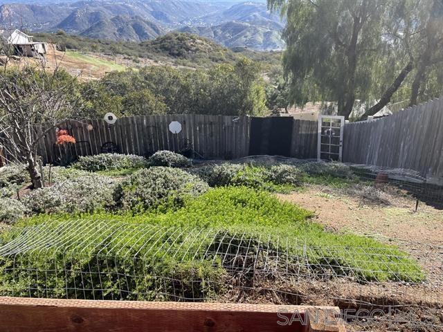 2216 Crest Dr, El Cajon CA: https://media.crmls.org/mediaz/98c65cba-846a-4e4a-9607-1a2c7cfd8e8b.jpg