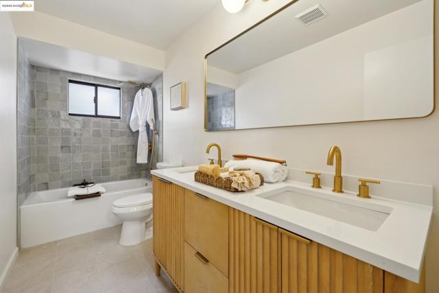 6019 Ridgemont Dr, Oakland CA: https://media.crmls.org/mediaz/98c7f17c-0eca-4918-85f1-923c26a79151.jpg