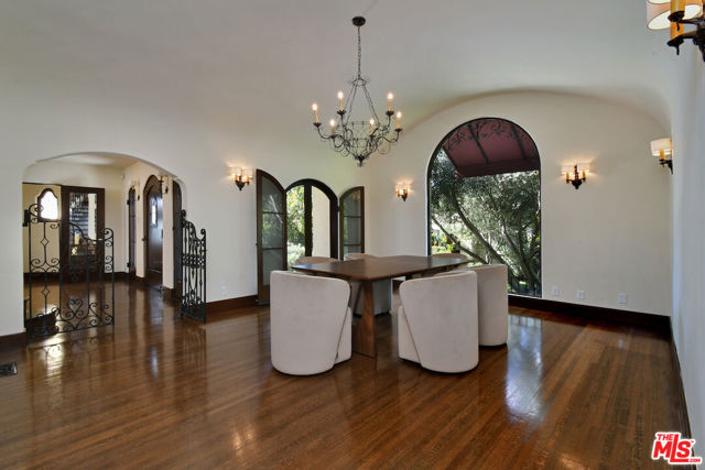 4352 Forman Avenue, Toluca Lake CA: https://media.crmls.org/mediaz/98c84465-3c52-4455-997a-1a712260b6b5.jpg