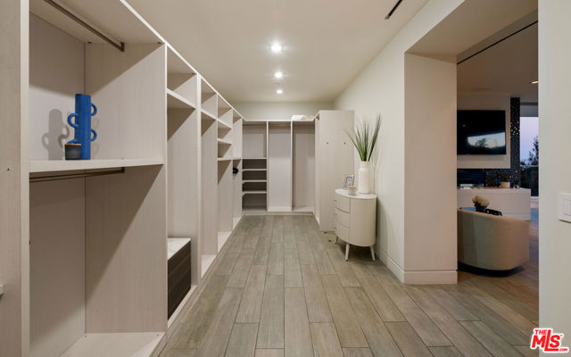 7080 W MULHOLLAND Drive, Los Angeles CA: https://media.crmls.org/mediaz/98c895af-801c-4669-adaa-0f75c515990d.jpg
