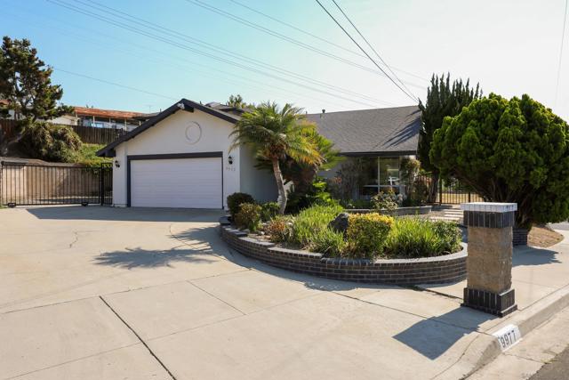 9977 Cristobal Dr, Spring Valley CA: https://media.crmls.org/mediaz/98c89911-36d1-4813-baca-f696eaa0a43f.jpg