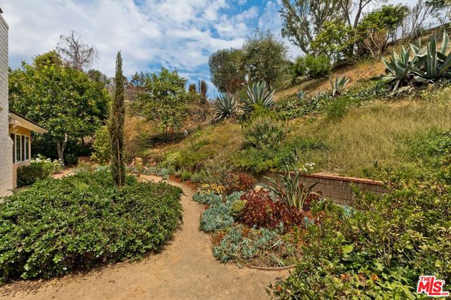 17181 Avenida De La Herradura, Pacific Palisades CA: https://media.crmls.org/mediaz/98c9bb0e-9848-4999-9fdb-99d83dfbb30c.jpg