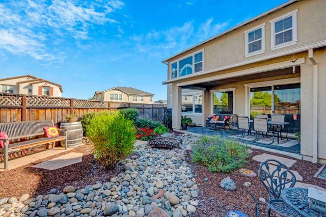 1061 Viognier Way, Gilroy CA: https://media.crmls.org/mediaz/98ca7fd4-1f91-45dc-b02b-d705a8c52e5a.jpg