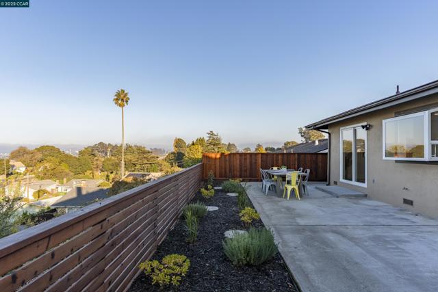 1264 Belfair Dr, Pinole CA: https://media.crmls.org/mediaz/98cb5b93-cce1-4c87-81bf-ba950ca5b08e.jpg