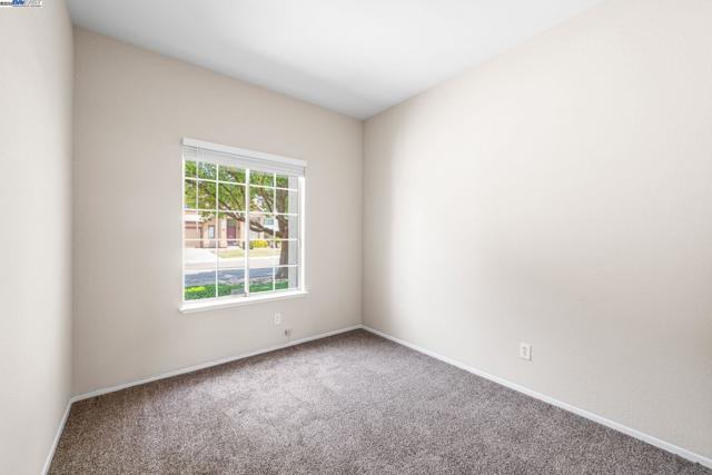 1970 Knollcrest Ln, Tracy CA: https://media.crmls.org/mediaz/98cbdf08-8192-4de5-8d8f-76184a8513b0.jpg