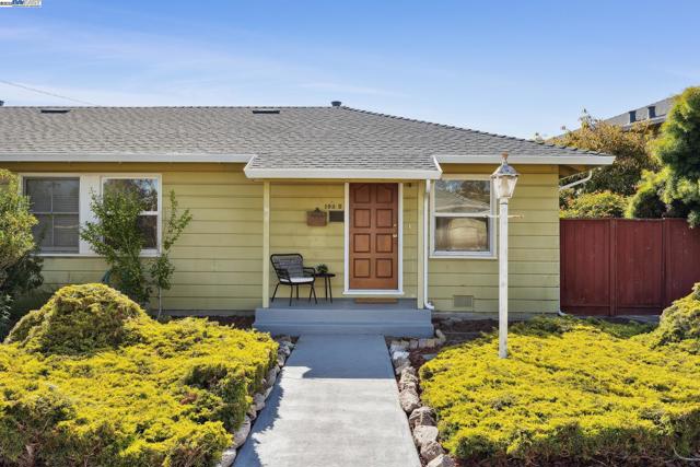 108 Cypress St, Alameda CA: https://media.crmls.org/mediaz/98cbed03-0dce-46b4-9cd4-f52c27391ad8.jpg